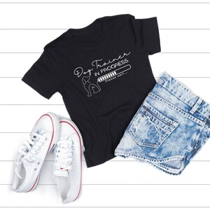 Barn Hundtränare pågår Vänligen vänta T-shirt / Hundtränare under utbildning / Ny hundtränare T-shirt / Hundträning Barntröja