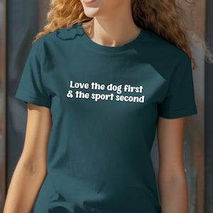Liebe der Hund zuerst und der Sport zweite T-Shirt / Arbeitshund Shirt / Sport Hund Tee / K9 Handler / Hundepartner / Hundesport / Unisex Tee