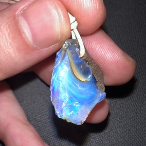 Australischer Boulder Opal Rohstein Anhänger