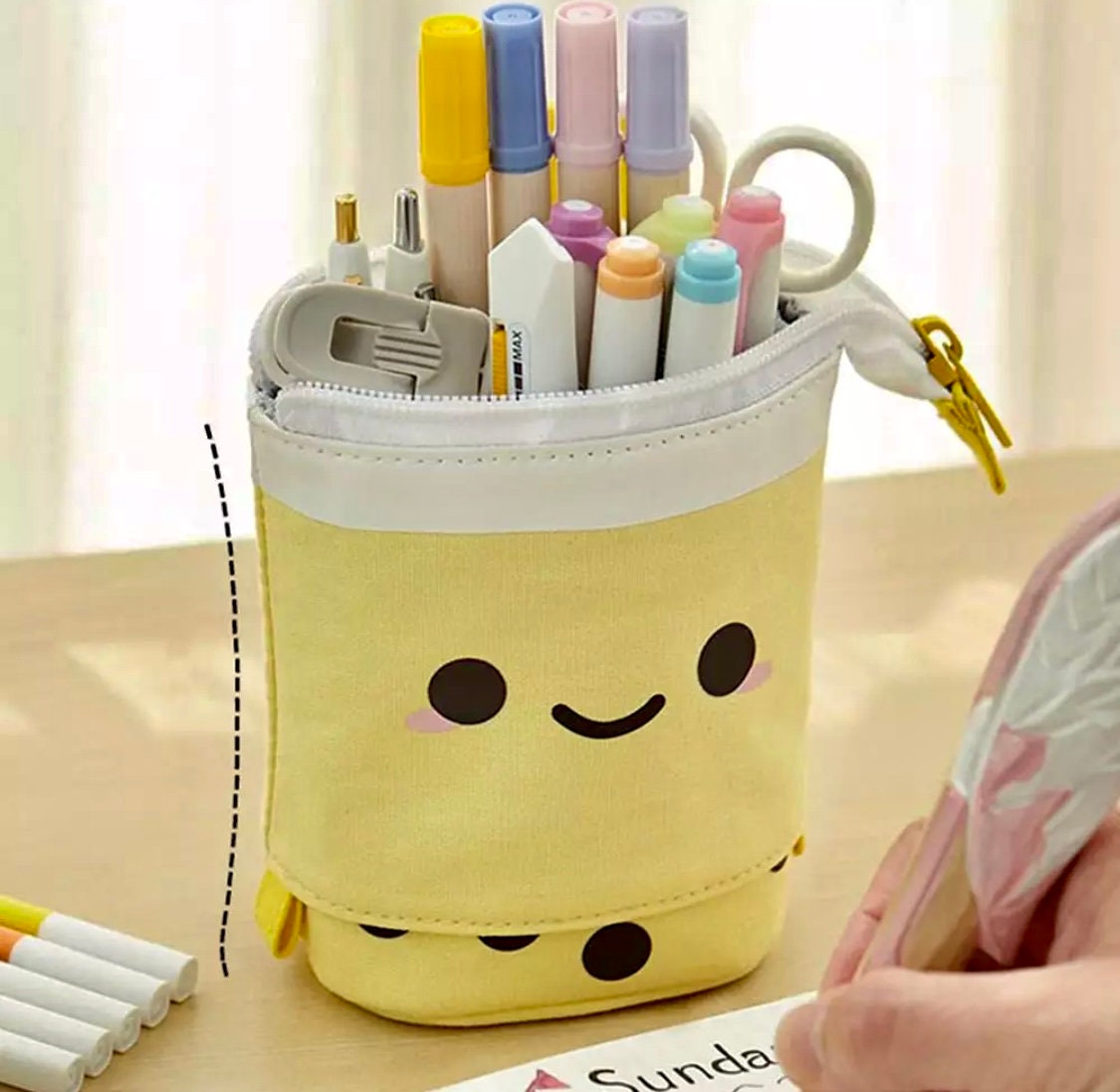 L'ensemble de papeterie Kawaii est livré avec 1 trousse à crayons Pop Up, 1  gomme Boba Kawaii, 8 stylos Kawaii, 50 autocollants assortis Bubble Tea et