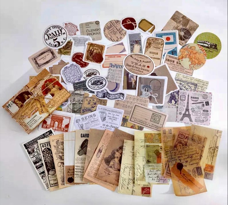 Pode incluir: Uma cole&ccedil;&atilde;o de adesivos de estilo vintage com v&aacute;rios designs, incluindo um mapa, um trem, um rel&oacute;gio e um pr&eacute;dio. Os adesivos s&atilde;o impressos em papel marrom com um visual envelhecido. Os adesivos s&atilde;o perfeitos para adicionar um toque de charme vintage &agrave;s suas manualidades, di&aacute;rios e outros projetos.