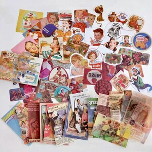 Pode incluir: Uma cole&ccedil;&atilde;o de adesivos de estilo vintage com v&aacute;rias imagens, incluindo pessoas, comida e animais. Os adesivos s&atilde;o impressos em papel branco com um visual desgastado e envelhecido. Alguns dos adesivos t&ecirc;m texto, como "Colburn's Justard" e "Doobie".