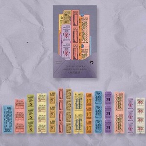 Pu&ograve; includere: Un set di 20 adesivi per biglietti in stile vintage in vari colori, tra cui rosa, giallo, blu e verde. Gli adesivi presentano numeri e testi diversi, come "Biglietto" e "Valido per un viaggio".