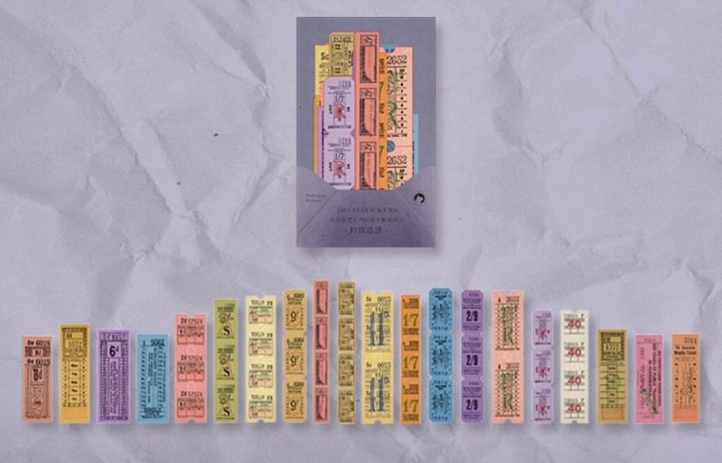 Pu&ograve; includere: Un set di 20 adesivi per biglietti in stile vintage in vari colori, tra cui rosa, giallo, blu e verde. Gli adesivi presentano numeri e testi diversi, come "Biglietto" e "Valido per un viaggio".