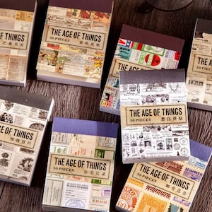 Może przedstawiać: Zestaw sześciu blok&oacute;w papieru w stylu vintage z kolażem obraz&oacute;w i tekstu. Każdy blok ma czarną okładkę z tytułem "The Age of Things" i liczbą "50 Pieces". Tekst na blokach jest w języku angielskim i chińskim.