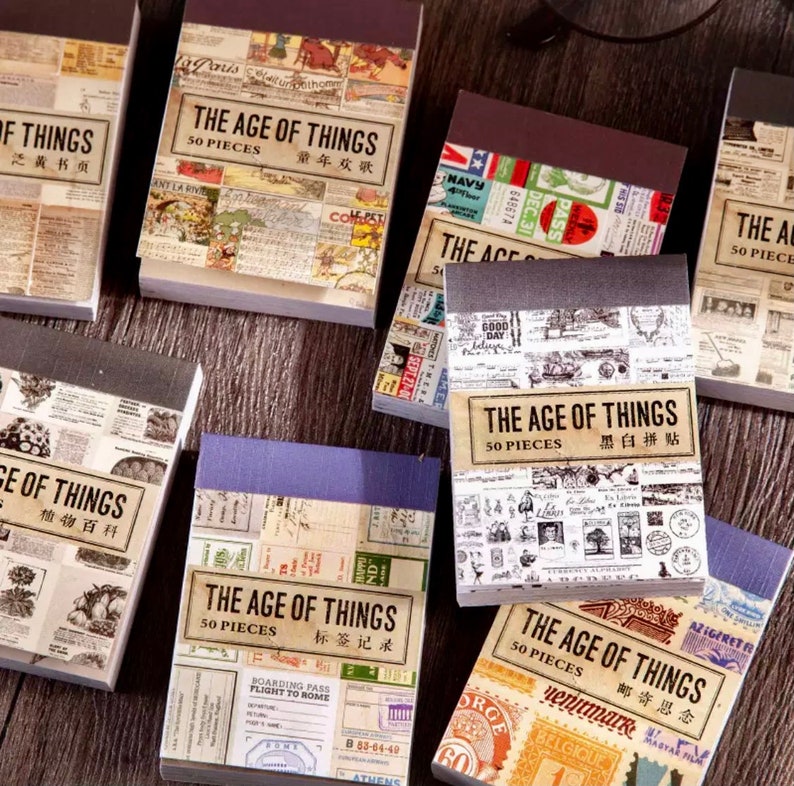 Może przedstawiać: Zestaw sześciu blok&oacute;w papieru w stylu vintage z kolażem obraz&oacute;w i tekstu. Każdy blok ma czarną okładkę z tytułem "The Age of Things" i liczbą "50 Pieces". Tekst na blokach jest w języku angielskim i chińskim.