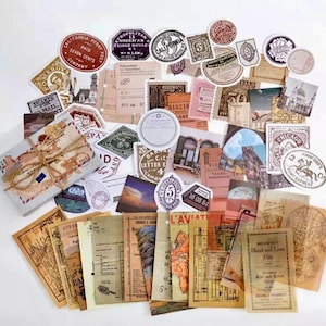 Pode incluir: Uma cole&ccedil;&atilde;o de ef&ecirc;meras de papel de estilo vintage, incluindo selos, bilhetes e postais. As ef&ecirc;meras apresentam v&aacute;rios desenhos, incluindo mapas, edif&iacute;cios e transporte. As ef&ecirc;meras s&atilde;o em tons de castanho, vermelho e azul.