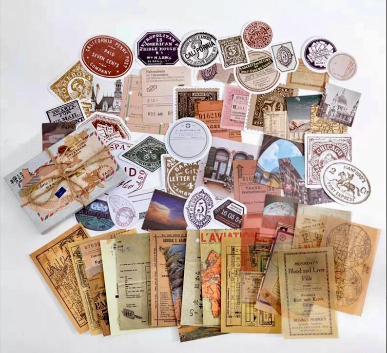 Pode incluir: Uma cole&ccedil;&atilde;o de ef&ecirc;meras de papel de estilo vintage, incluindo selos, bilhetes e postais. As ef&ecirc;meras apresentam v&aacute;rios desenhos, incluindo mapas, edif&iacute;cios e transporte. As ef&ecirc;meras s&atilde;o em tons de castanho, vermelho e azul.