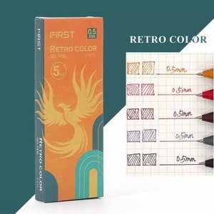 Może przedstawiać: Opakowanie pięciu długopis&oacute;w żelowych o grubości 0,5 mm w retro kolorystyce. Opakowanie zawiera motyw feniksa i tekst "FIRST RETRO COLOR GEL PEN F-013".