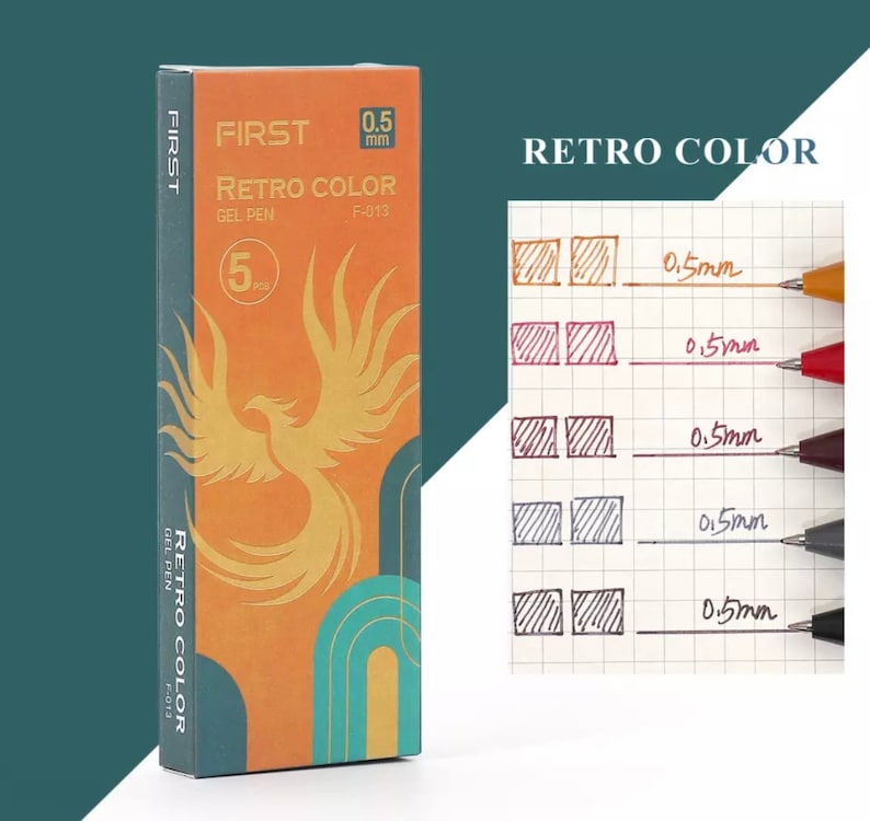 Może przedstawiać: Opakowanie pięciu długopis&oacute;w żelowych o grubości 0,5 mm w retro kolorystyce. Opakowanie zawiera motyw feniksa i tekst "FIRST RETRO COLOR GEL PEN F-013".