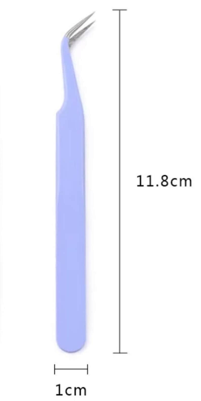 May include: A light purple eyelash tweezer with a slanted tip and a length of 11.8 cm. The tweezer is 1 cm wide.