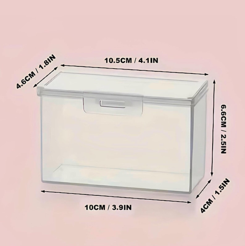 Puede incluir: Una caja de almacenamiento de pl&aacute;stico transparente con tapa. La caja mide 10 cm por 4 cm por 6,6 cm.