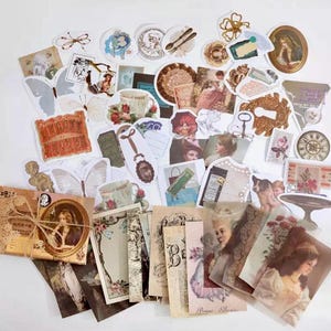 Pode incluir: Uma cole&ccedil;&atilde;o de adesivos de estilo vintage com borboletas, flores e outros elementos decorativos. Os adesivos s&atilde;o impressos em papel branco e t&ecirc;m um visual desgastado e antigo.