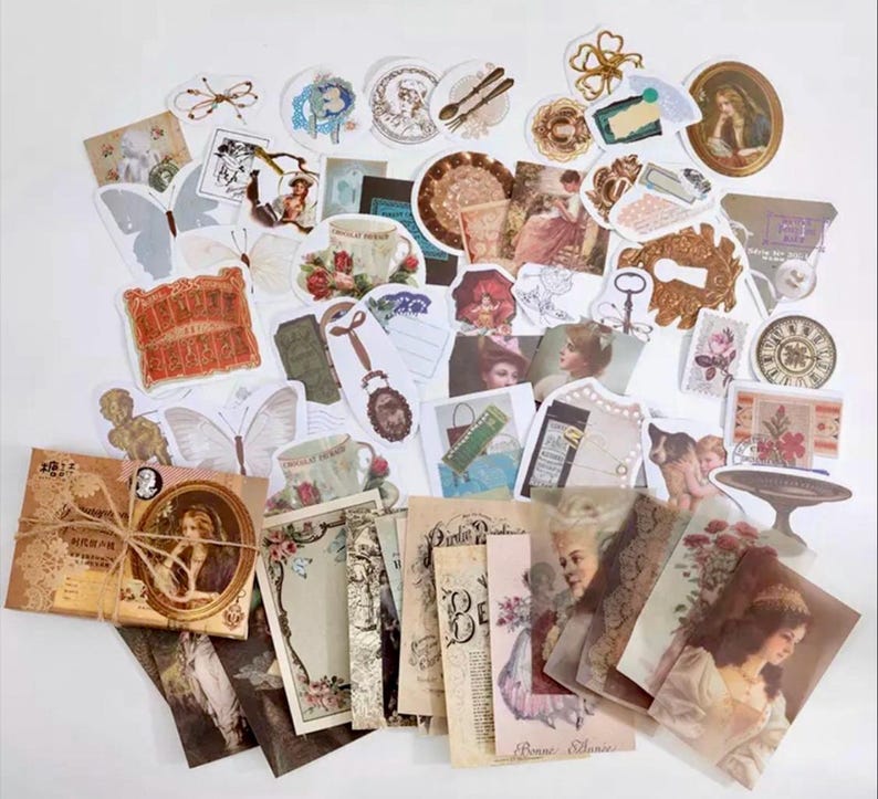 Pode incluir: Uma cole&ccedil;&atilde;o de adesivos de estilo vintage com borboletas, flores e outros elementos decorativos. Os adesivos s&atilde;o impressos em papel branco e t&ecirc;m um visual desgastado e antigo.