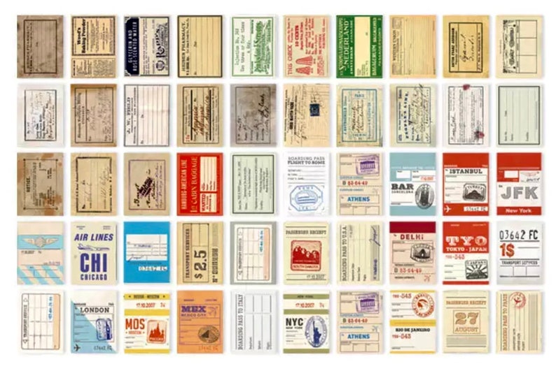 Może przedstawiać: Zestaw 48 vintage'owych etykiet bagażowych z r&oacute;żnymi wzorami i tekstami, w tym nazwami miast, logo linii lotniczych i frazami związanymi z podr&oacute;żami. Etykiety są wydrukowane na kremowym papierze z efektem postarzenia.