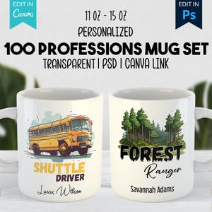 Op de afbeelding: Set witte keramische mokken met gepersonaliseerde ontwerpen. Eén mok heeft een gele schoolbusillustratie met de tekst "SHUTTLE DRIVER" en een naam. De andere mok toont een boslandschap met de tekst "FOREST Ranger" en een naam. De mokken zijn 312-425 ml.