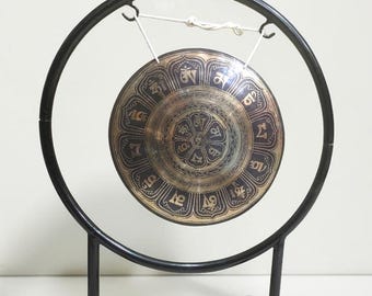 Gong tibetano Om Mani Padme Hum Loto 42 cm / Soporte de latón grabado a mano para meditación con mantras