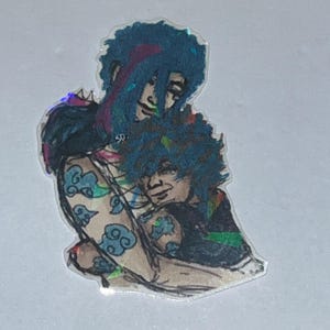 Può includere: Un'illustrazione disegnata a mano di due persone che si abbracciano. La persona in primo piano ha i capelli blu e indossa una camicia nera. La persona sullo sfondo ha i capelli blu e indossa una camicia bianca con un motivo a nuvole.