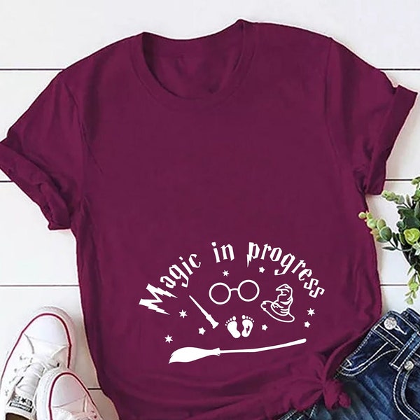 Tee Magic In Progress, Chemises de maternité, Annonce de grossesse, Chemise magique de révélation de genre, T-shirts de grossesse, T-shirt de fête de bébé