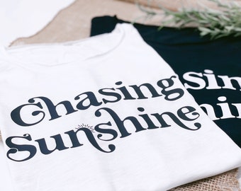 T-Shirt Damen · Chasing Sunshine · T-Shirt für Frauen · Shirt Design · Grafik T-Shirt für Frauen