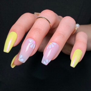 AMELIA Reusable Press On Nails • Yellow Duochrome Floral Nails