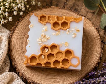 Jabón artesanal de avena con estructura de panal, manteca de karité, alivio para pieles sensibles.
