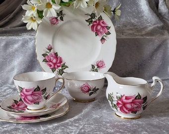 Colclough Teetassen-Trio-Set, weißes Teetassen-Set, Zuckerdose, Milchkännchen und Sandwichteller mit großer rosa Rose.