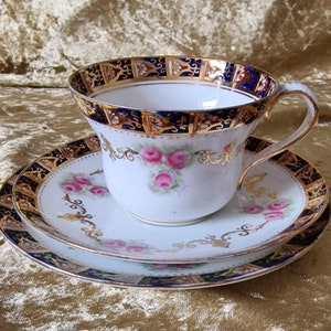 Rare duchesse édouardienne en Chine, motif 1670 DUC58, trio de roses roses, bleu cobalt et tasses à thé dorées