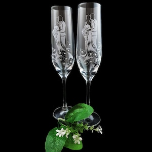 Wedding glasses for bride and groom with personalized engraving and gift box with satin | Gift for bride and groom | Glasses with engraving