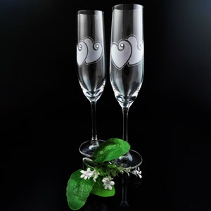 Wedding glasses for the bride and groom with personalized engraving and gift box with satin | Gift for bride and groom | Glasses with engraving