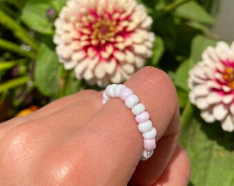 Weiße und rosa Perlen Ring