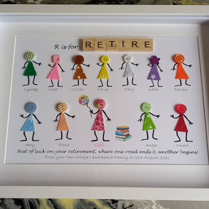 Könnte beinhalten: Eine gerahmte weiße Tafel mit einer bunten Filz-Bastelarbeit, die Strichmännchen mit Knöpfen als Köpfe darstellt. Die Buchstaben "R is for RETIRE" sind mit Holzkacheln ausgeschrieben. Die Bildunterschrift lautet "Best of luck on your retirement, where one road ends & another begins! From your New College Lanarkshire Family xx 21st August 2021."