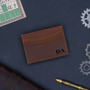 Billetera de cuero personalizada delgada, soporte de tarjeta de cuero de diseño de monograma personalizado, billetera de diseño minimalista, regalo para él, regalo para novios.