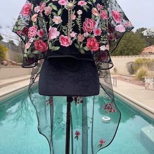 Capa floral bordada: saída de praia de renda preta, feita à mão nos EUA