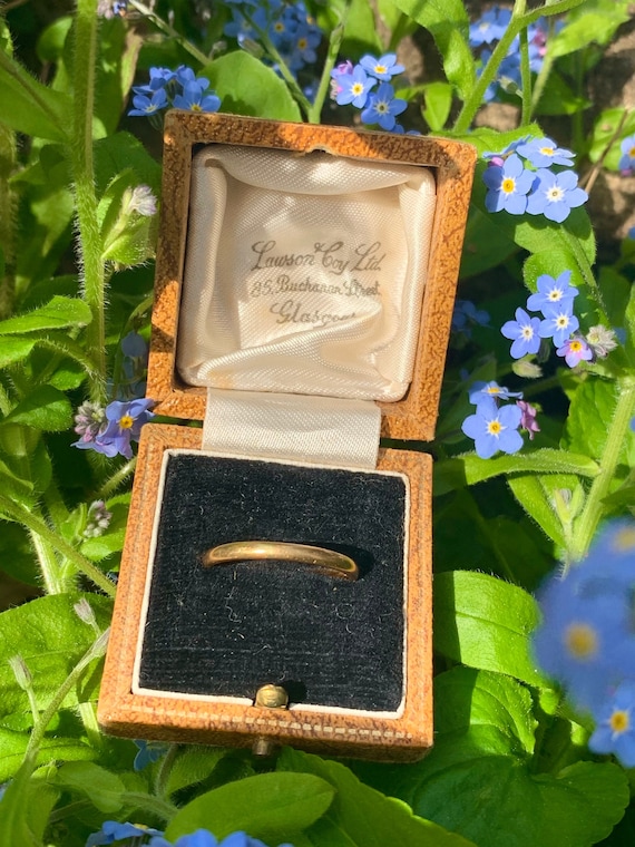 Vintage (1950) boxed 18ct gold wedding band