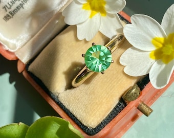 Vintage 9ct gold solitaire ring with apple green stone