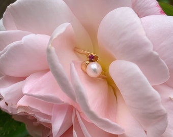 Pretty 18ct gold pearl and ruby wave toi et moi ring