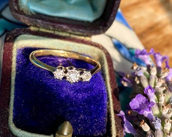 Vintage diamond trilogy ring in 18ct gold and platinum