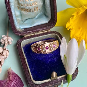 Antiker 9 Karat Roségoldring mit Rubin und Saatperle