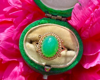 Vintage (1994) 9ct gold chrysoprase ring