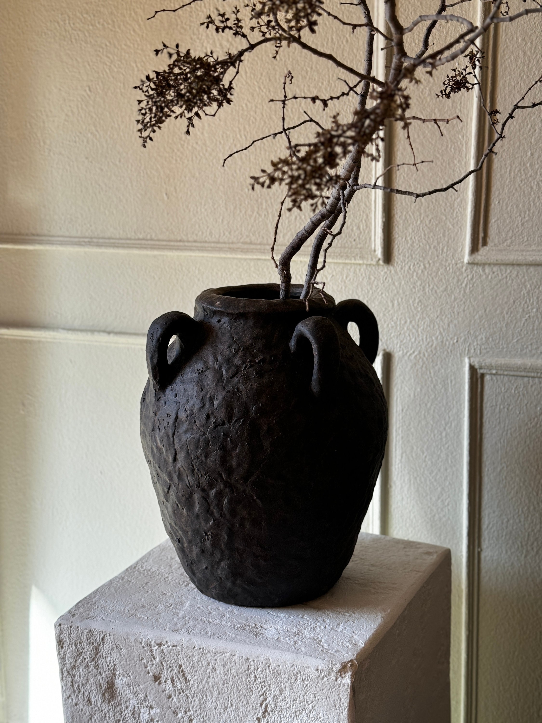 ブラウン金属製花瓶 テクスチャー仕上げ