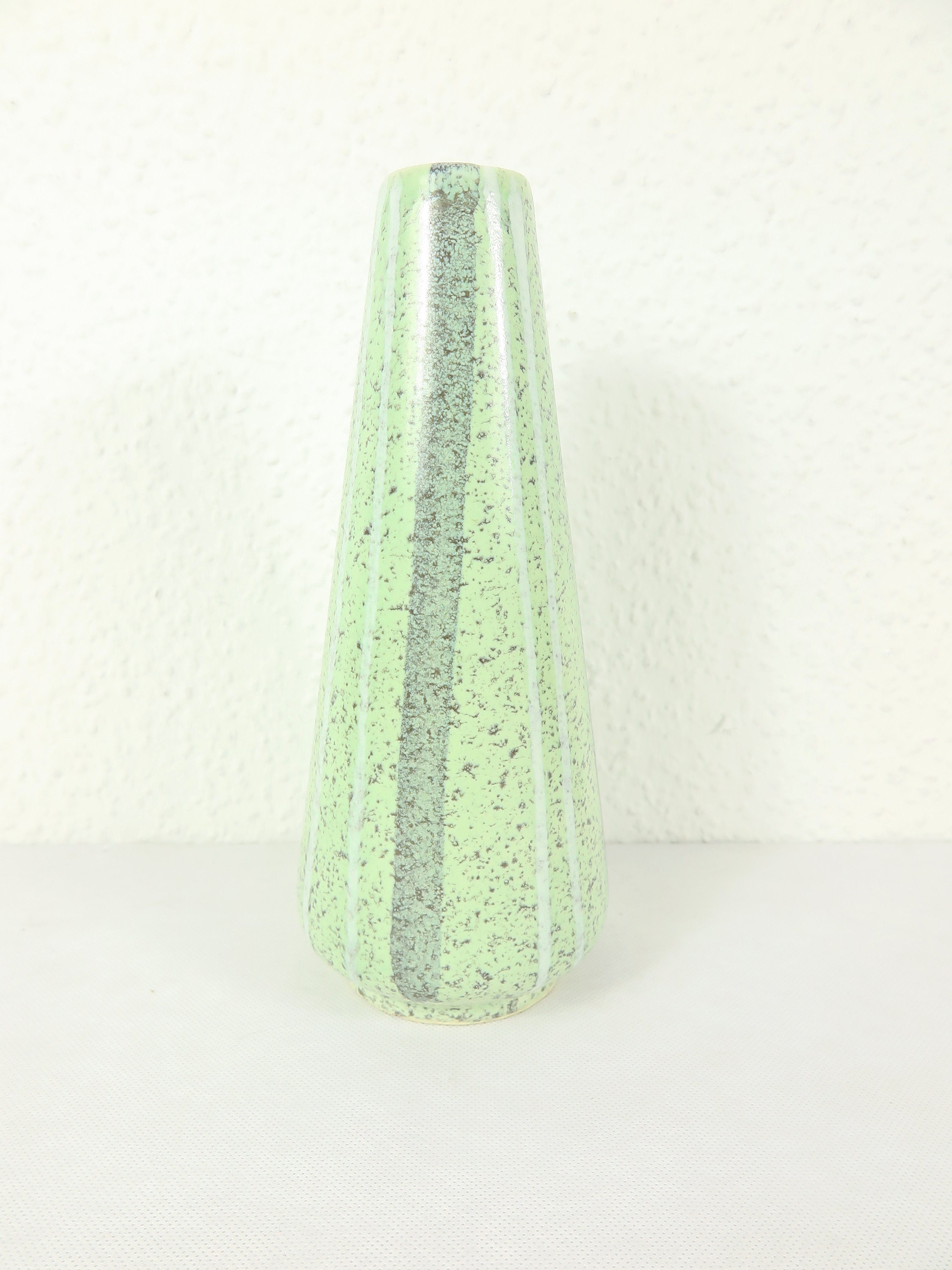 アンティークガラスの花瓶です。60年代のものだと思います チェコスロヴァキア ボヘミアガラスの花瓶 6.5cm マラカイトガラス