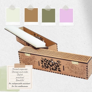 Puede incluir: Caja organizadora de hilos de madera con un diseño floral y una tapa deslizante. La caja está hecha de madera marrón claro y tiene un acabado natural. El texto en la tarjeta dice: "Organizador de hilos, Almacenamiento y orden, Elegante, práctico, Hermoso, Un asistente indispensable para la costurera."