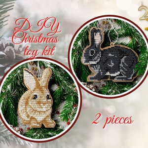 Kit giocattolo per albero di Natale fai da te "Coniglio" simbolo del 2023, kit da ricamo, decorazione per albero di Natale, giocattolo. produttore "artigianato del paese delle meraviglie" (Ucraina).