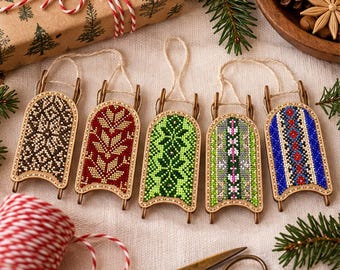 Julpärlbroderikit, träsläde i fem mönster från Wonderland Crafts