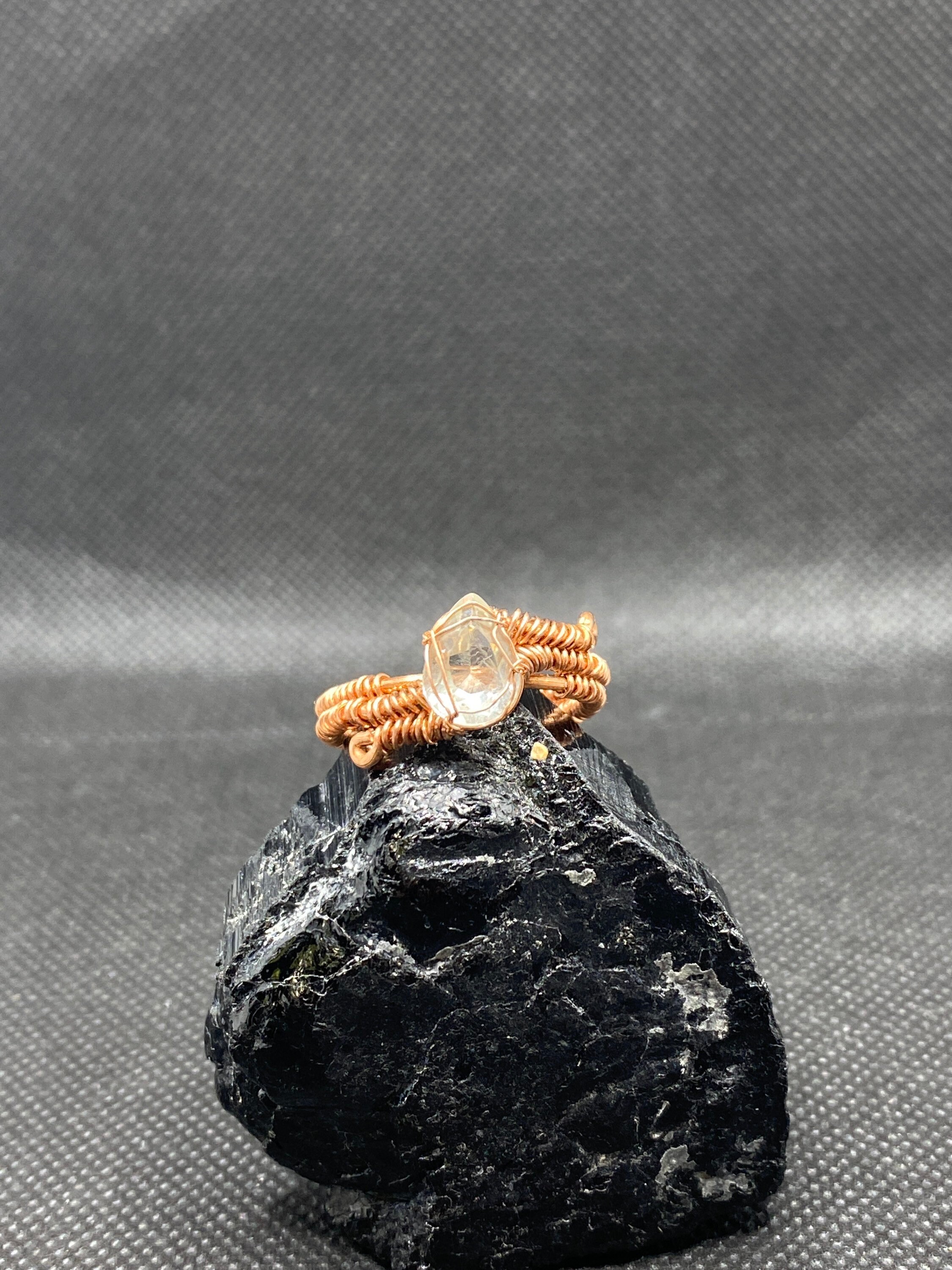 天然ファセットペアカットプラシオライト 10 x 8 mm 銅ラップリング 