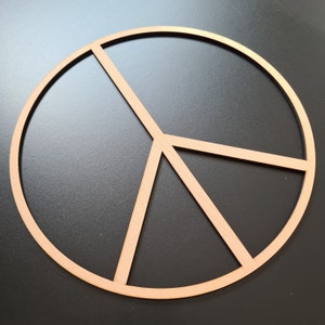 Könnte beinhalten: Ein hölzernes Peace-Zeichen mit fünf Punkten, aufgeteilt in fünf gleiche Abschnitte. Das Peace-Zeichen ist aus hellbraunem Holz gefertigt und vor einem schwarzen Hintergrund platziert.