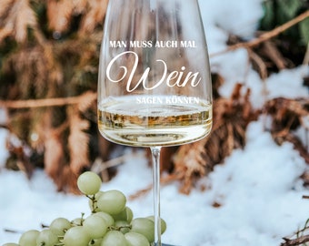 Man muss auch mal Wein sagen können | graviertes Weißweinglas #34