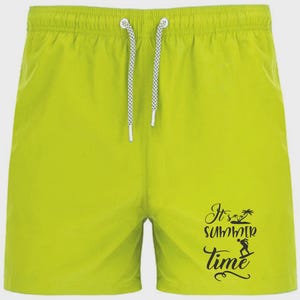 Könnte beinhalten: Hellgrüne Badeshorts mit weißem Kordelzug. Die Shorts haben den Text "It's summer time" in schwarzer Schrift mit einer Palme und einer Surfer-Grafik. Ideal für Strand oder Pool.