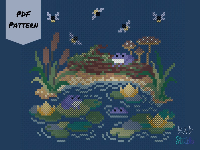 Op de afbeelding: Borduurpatroon met een vijversc&egrave;ne met paarse kikkers, waterlelies, lisdodde en paddenstoelen. Het patroon is op een donkerblauwe achtergrond en bevat de tekst "PDF PATTERN" en "BAD Stitch".